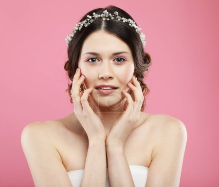 Téléchargez les photos : Young woman with gorgeous diadem in her hair, close up over pink background. Beautiful bride. - en image libre de droit