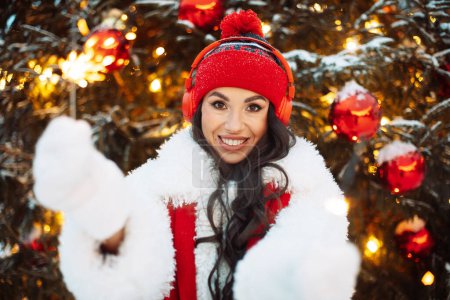 Téléchargez les photos : Charmante jeune femme au marché de Noël à côté de l'arbre du Nouvel An. Concept de style de vie. - en image libre de droit