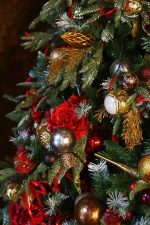 Téléchargez les photos : Nouvel an intérieur confortable de la maison avec arbre de Noël et guirlandes, concept de vacances. - en image libre de droit