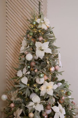 Foto de Año nuevo acogedor interior de la casa con árbol de Navidad y guirnaldas, concepto de vacaciones. - Imagen libre de derechos