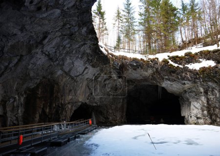 Foto de Cantera de mármol en Ruskeala. Karelia. Rusia. Ruskeala. Cueva subterránea. Invierno. - Imagen libre de derechos