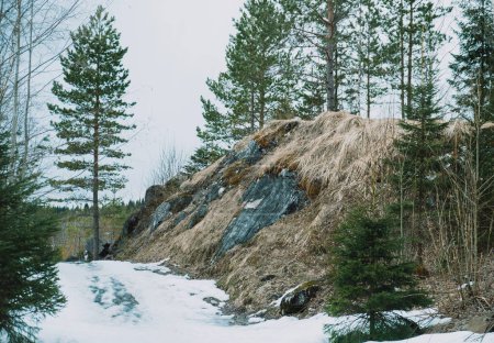 Téléchargez les photos : Ruskeala Mountain Park - Repère de la Russie. Paysage hivernal de carrière de roche de montagne de marbre, Carélie. Heure d'hiver. - en image libre de droit