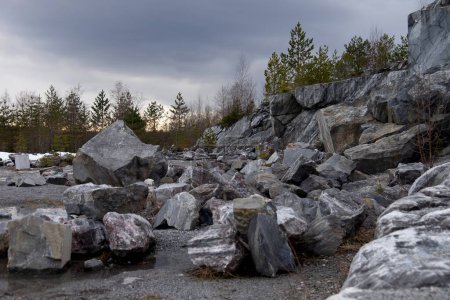 Foto de Ruskeala Mountain Park Landmark of Russia (en inglés). Mármol montaña roca cantera paisaje de invierno, Karelia. Tiempo de invierno. - Imagen libre de derechos