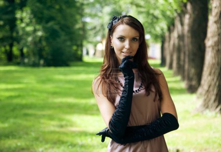 Téléchargez les photos : Belle jeune femme élégante profitant d'une journée dans le parc. Style vintage. Heure d "été. - en image libre de droit