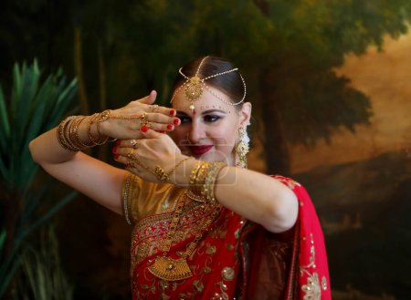 Téléchargez les photos : Belle jeune femme en vêtements indiens traditionnels avec maquillage nuptial et bijoux. Fille danseuse de contreplaqué à Sari. Bellydancer arabe. - en image libre de droit