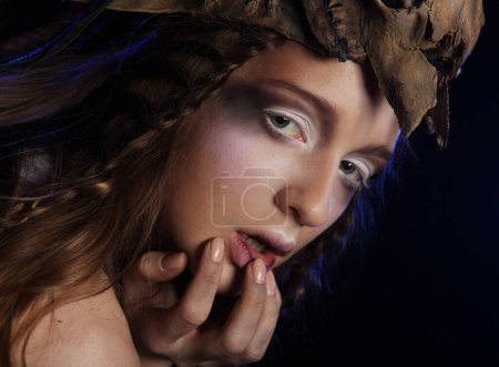 Téléchargez les photos : Jeune femme au maquillage créatif. Thème Halloween. Gros plan. - en image libre de droit