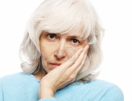 Téléchargez les photos : Mode de vie, santé et personnes concept : Femme âgée souffrant de maux de dents sur fond blanc, gros plan - en image libre de droit