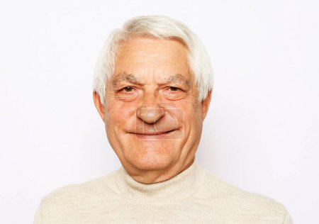 Foto de Primer plano retrato de hombre mayor feliz - Imagen libre de derechos