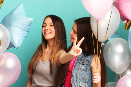 Téléchargez les photos : Style de vie et concept de personnes : deux filles amies avec des ballons à air coloré jeunes et heureux. fermer uo - en image libre de droit