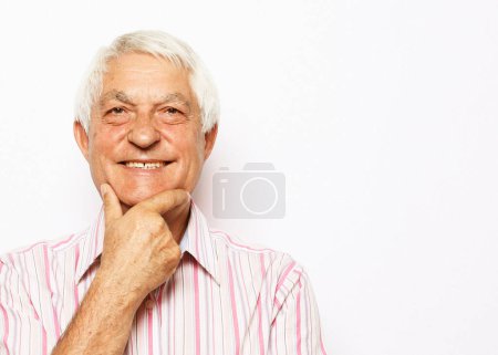 Foto de Anciano sonriente cara expresión concepto. Cerrar imagen sobre fondo blanco. - Imagen libre de derechos