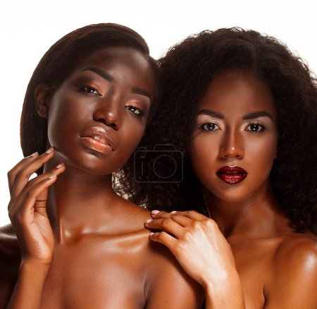 Foto de Retrato de belleza de dos jóvenes atractivas mujeres africanas semidesnudas con glamour conforman aisladas sobre fondo blanco - Imagen libre de derechos