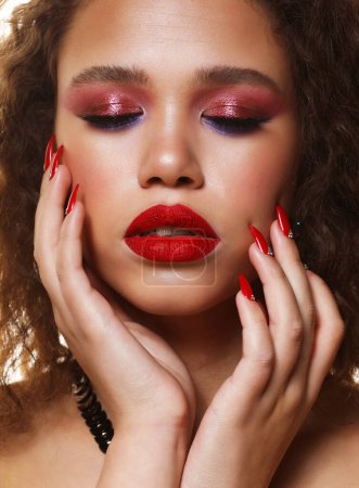 Téléchargez les photos : Fashion and beauty concept: attractive young african american woman with bright make up with closed eyes - en image libre de droit