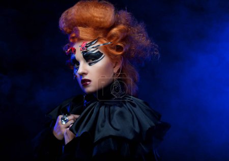 Téléchargez les photos : Halloween Vampire Woman portrait. Beautiful Glamour Fashion Sexy Vampire Lady with red hair over dark background. - en image libre de droit