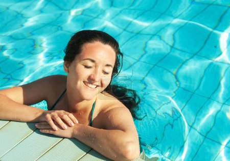 Téléchargez les photos : Beautiful woman enjoy vacation swimming in outdoor pool, happy summer - en image libre de droit