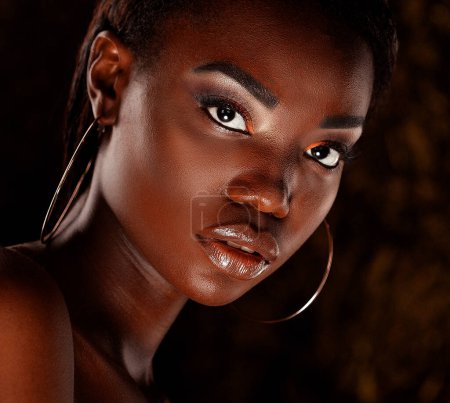 Téléchargez les photos : Beautiful black woman posing in a studio. Close up. - en image libre de droit
