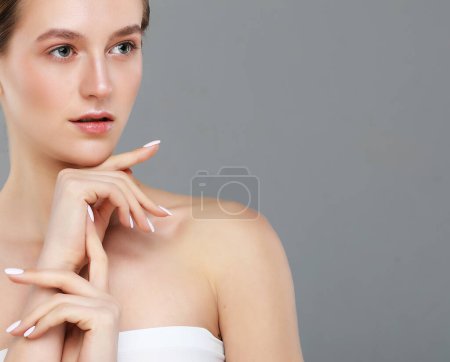 Téléchargez les photos : Femme beauté visage sain propre peau fraîche maquillage naturel beauté yeux et lèvres femelle jeune modèle sur fond gris. Espace de copie. - en image libre de droit