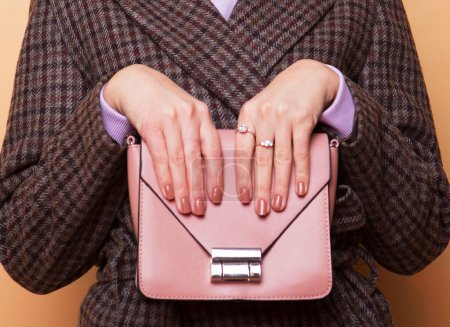 Foto de Ladies handbag. Close-up female hands holding a handbag. Style and fashion. - Imagen libre de derechos
