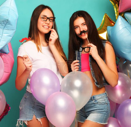 Foto de Estilo de vida, amigos y personas concepto: chicas hipster mejor amigo listo para la fiesta - joven y la belleza - Imagen libre de derechos