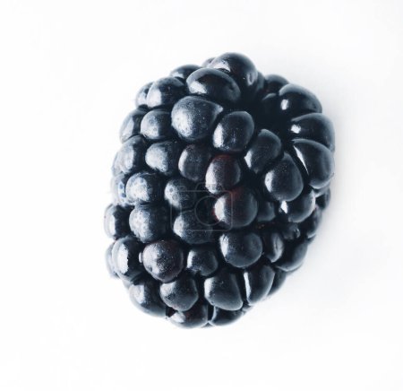 Téléchargez les photos : Blackberry berry closeup isolated on white background. macro shoot - en image libre de droit