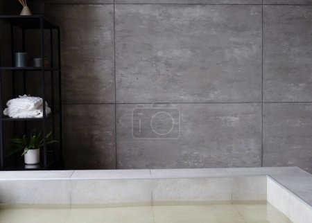 Téléchargez les photos : Luxurious spa bath. Stylish modern interior. Grey wall. - en image libre de droit