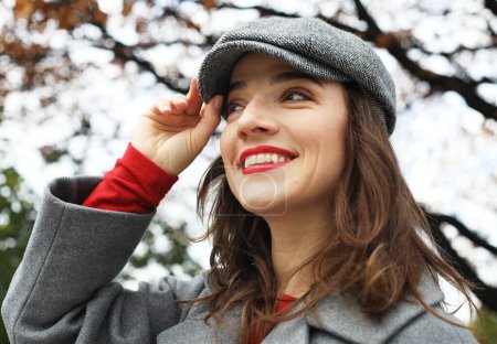 Photo for Lifestyle and people concept: Outdoor portrait of yong beautiful happy smiling woman wearing stylish hat, coat. - Royalty Free Image