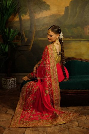 Téléchargez les photos : Beautiful young woman in traditional indian dress and jewelry. - en image libre de droit