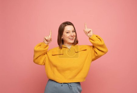 Téléchargez les photos : Portrait of happy lady having idea raising finger up isolated on pink color background - en image libre de droit