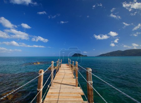 Téléchargez les photos : Pont en bois - mer, été. Grèce. Île de Zante. Concept de voyage. - en image libre de droit