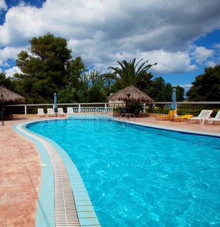 Téléchargez les photos : Piscine, piscine. Jour d'été. Grèce. Concept de voyage. - en image libre de droit