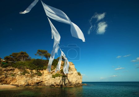 Téléchargez les photos : Île pittoresque de Cameo à Agios Sostis, située sur la baie de Laganas au sud de l'île de Zante sur la mer Ionienne, en Grèce. Jour d'été. - en image libre de droit