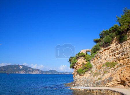 Téléchargez les photos : Petite île en Grèce, Zante, jour d'été - en image libre de droit