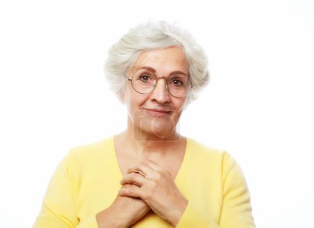 Téléchargez les photos : Emotion, lifestyle and old people concept: Portrait of happy smiling mature woman over white background. - en image libre de droit