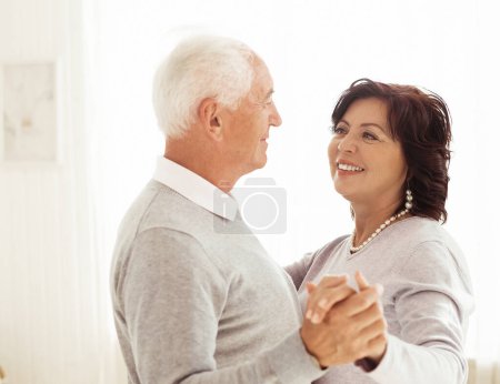 Téléchargez les photos : Heureux couple âgé actif dansant dans la cuisine. Mode de vie et concept des personnes âgées. Famille heureuse. - en image libre de droit