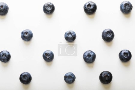 Foto de Patrón de arándanos frescos sobre un fondo blanco, concepto de alimentos - Imagen libre de derechos