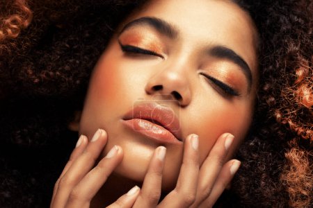 Foto de Concepto de moda y belleza: atractiva mujer afroamericana con los ojos cerrados, retrato de cerca - Imagen libre de derechos
