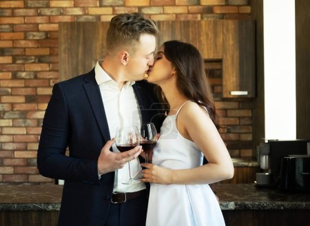 Téléchargez les photos : Concept de famille et de jeunes : Jeunes mariés buvant du vin et souriant à leur bonheur, romance et tendresse - en image libre de droit