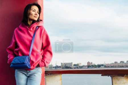 Téléchargez les photos : Beautiful stylish Asian young woman in pink sweatshirt, outdoor portrait, summer time. - en image libre de droit