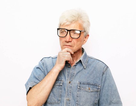 Téléchargez les photos : Portrait d'un homme âgé portant des lunettes sur fond blanc, gros plan - en image libre de droit