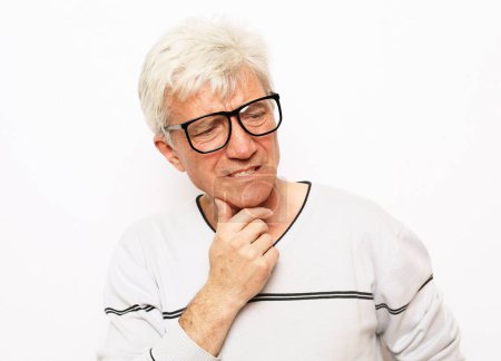 Foto de Retrato del hombre mayor con gafas sobre fondo blanco, primer plano - Imagen libre de derechos