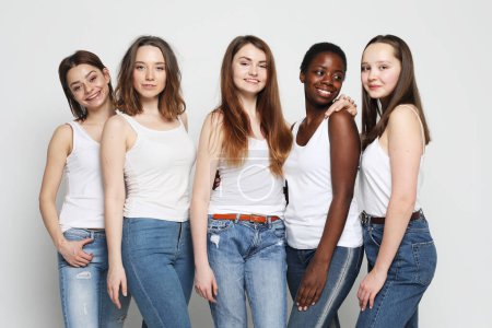 Foto de Estilo de vida, la amistad y el concepto de personas - grupo de cinco niñas amigos de diferentes nacionalidades - Imagen libre de derechos