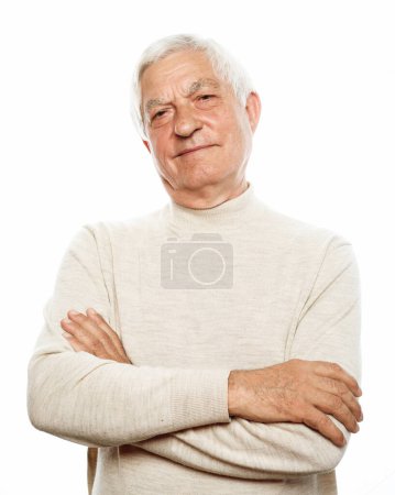 Foto de Retrato de saludable sonrisa feliz anciano anciano caucásico cara de hombre viejo con el brazo cruzado aislado en blanco. - Imagen libre de derechos