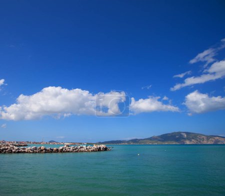 Téléchargez les photos : Beach of Zakynthos island. Sunny spring seascape of the Ionian Sea, Greece, Europe. Beauty of nature concept background. - en image libre de droit