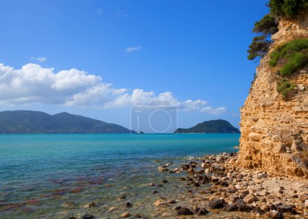 Foto de Beach of Zakynthos island. Sunny spring seascape of the Ionian Sea, Greece, Europe. Beauty of nature concept background. - Imagen libre de derechos