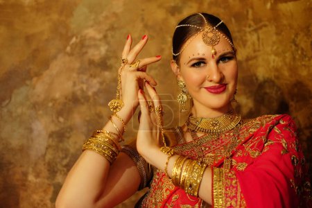 Foto de Hermosa bailarina india en sari rojo. Cultura y tradiciones de la India. - Imagen libre de derechos