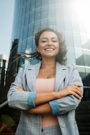 Téléchargez les photos : Jeune femme afro-américaine près du centre d'affaires moderne, journée d'été, concept d'entreprise - en image libre de droit