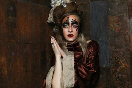 Téléchargez les photos : Femme steampunk élégant agressif dans un intérieur créatif. Art un concept de mode. - en image libre de droit