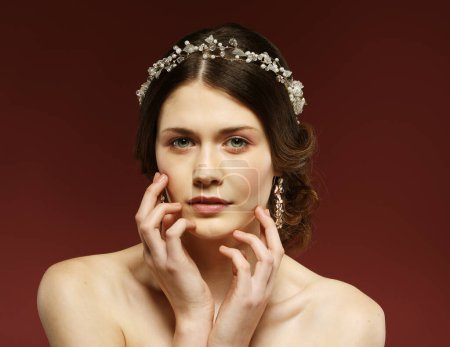 Foto de Joyería, lujo, boda y concepto de la gente: novia joven con diadema hermosa en su pelo, retrato de cerca - Imagen libre de derechos