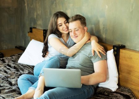 Foto de Joven pareja casada está estudiando en línea, el concepto de desarrollo y aprendizaje en el hogar - Imagen libre de derechos