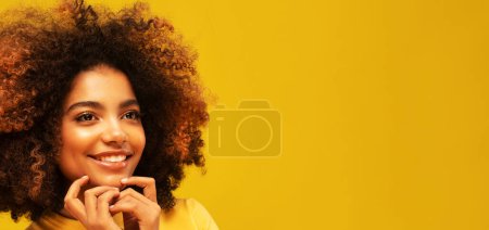 Téléchargez les photos : Style de vie, beauté et concept de personnes : Jeune belle femme afro-américaine visage gros plan dents sourire heureux émotion positive. - en image libre de droit