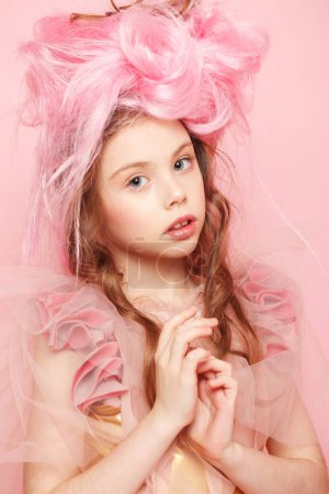 Téléchargez les photos : Belle petite princesse fille en robe rose - en image libre de droit